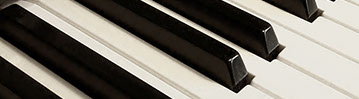 close-up photo of a piano keyboard