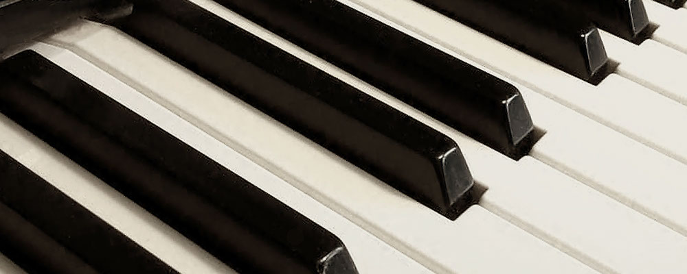 close-up photo of a piano keyboard